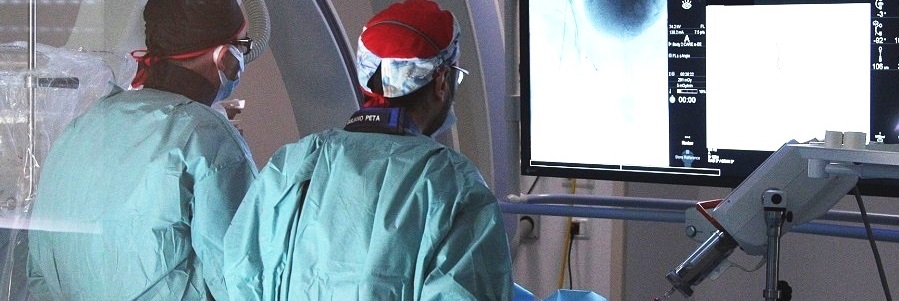 Procedimento di microembolizzazione in sala operatoria