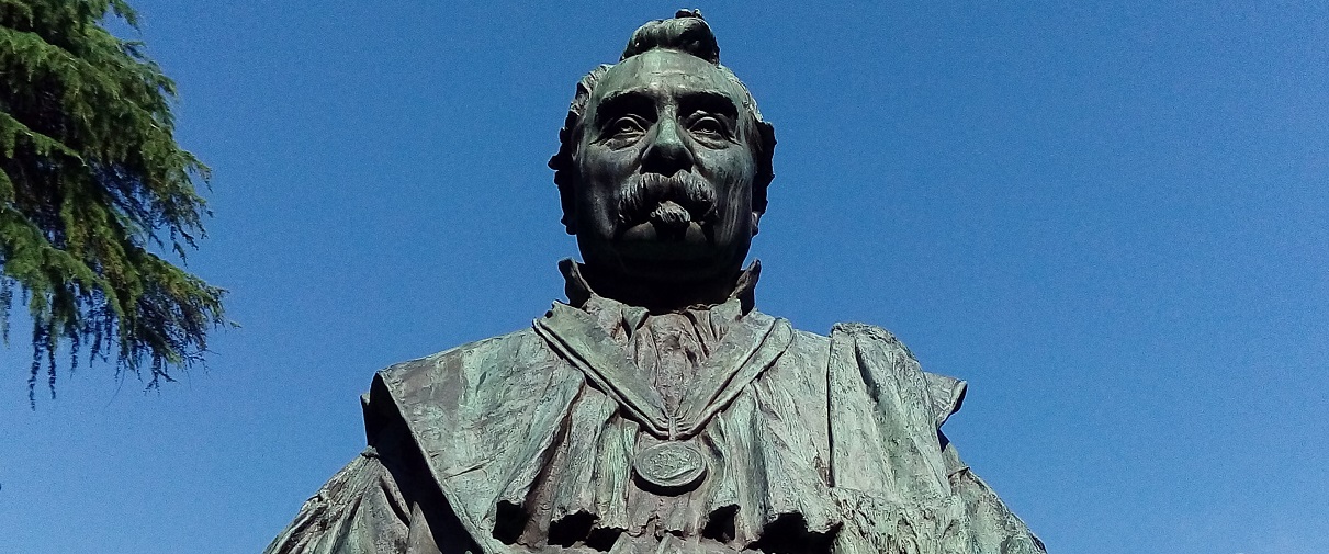 Busto di Francesco Rizzoli nel giardino ottocentesco