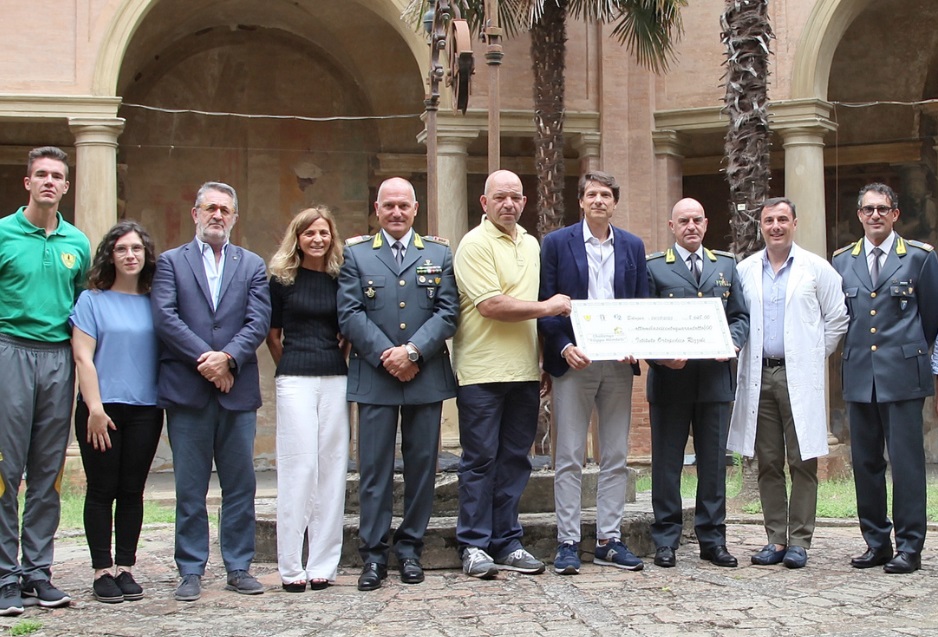 Foto di gruppo durante la consegna della somma in ricordo di Filippo Mondelli