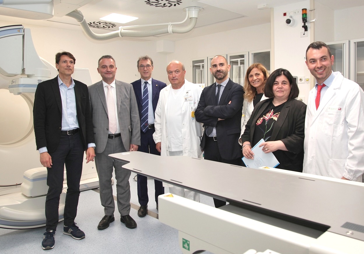 Un momento della presentazione dell'AngioTAC. Da sinistra: Anselmo Campagna direttore generale IOR, Raffaele Donini assessore regionale alla politiche per la salute, Giovanni Molari rettore Unibo, Marco Miceli direttore della Radiologia diagnostica e interventistica, Luca Rizzo Nervo assessore al welfare e salute del Comune di Bologna, Milena Fini direttrice scientifica, Viola Damen direttrice sanitaria, Gianluca Facchini medico radiologo IOR.