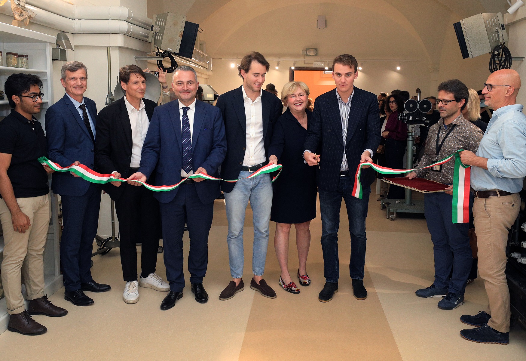 Da sinistra visiting researcher dall'India, Alberto Leardini, Anselmo Campagna, Assessore, la Presidente Guidi con i figli del donatore Fabio Gallia, ricercatori del Rizzoli