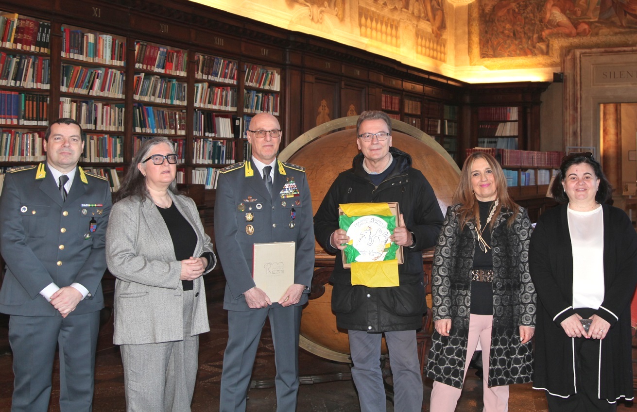 Il gen. Paolo Kalenda (al centro) con il direttore generale del Rizzoli Andrea Rossi