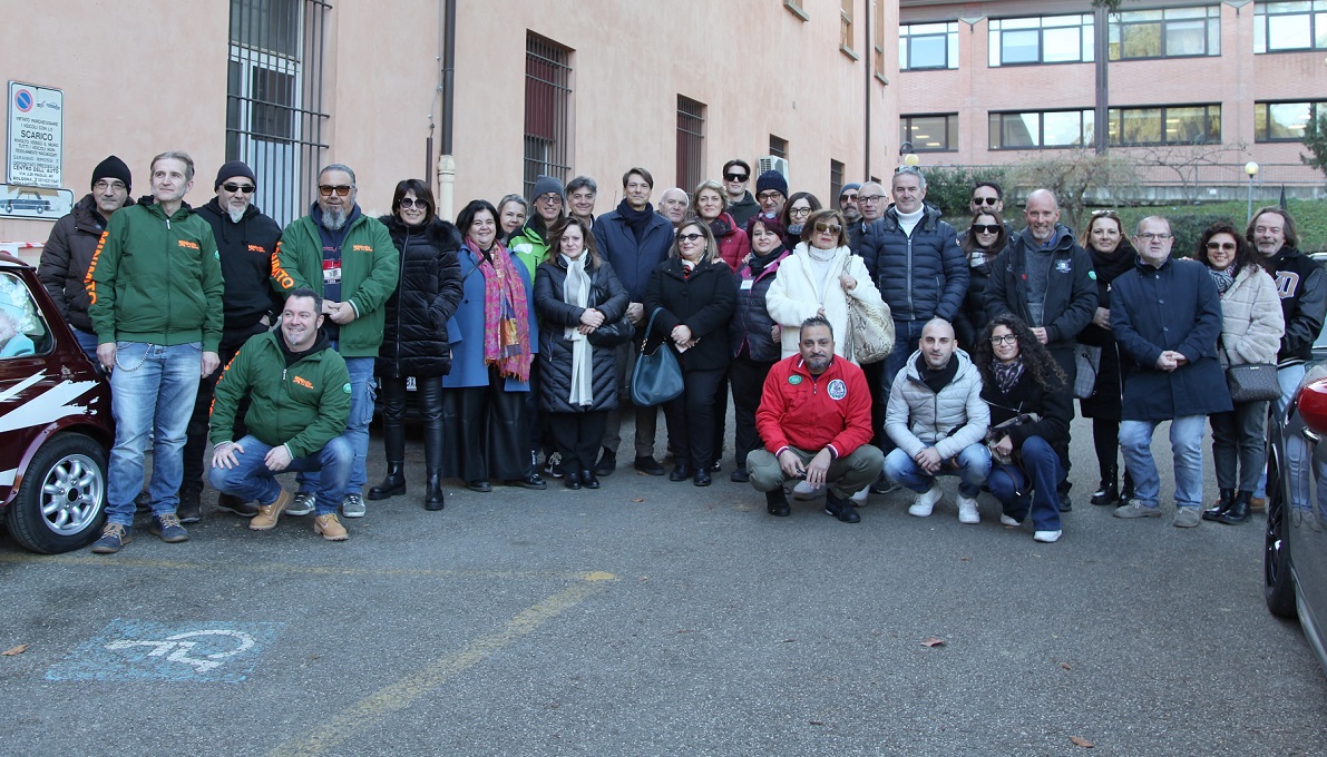 Mini al Rizzoli. I partecipanti con la Direzione dell'Istituto ed alcuni ricercatori