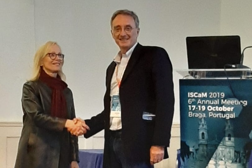 La prof.ssa Silvia Pastorekova, presidente uscente, stringe la mano al nuovo presidente, il prof. Nicola Baldini.