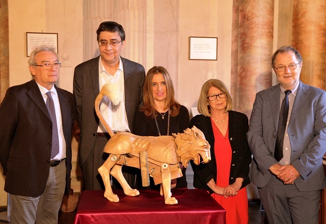 Da sinistra il Conservatore Raccolte d'arte della Fondazione Carisbo Angelo Mazza, i curatori della mostra Luca Garai, Patrizia Tomba, Anna Viganò, il direttore generale del Rizzoli Mario Cavalli