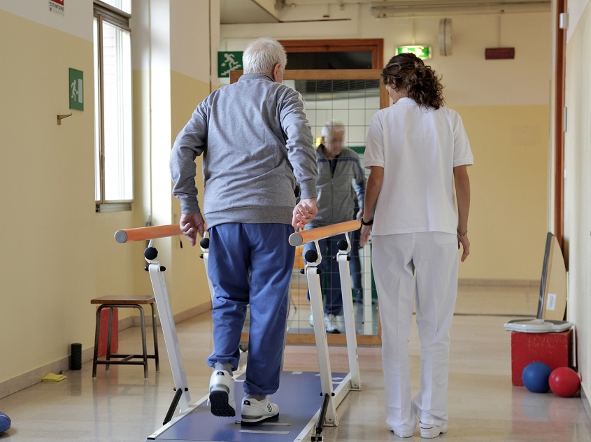 Esercizi di riabilitazione del paziente sottoposto al trapianto di vertebre